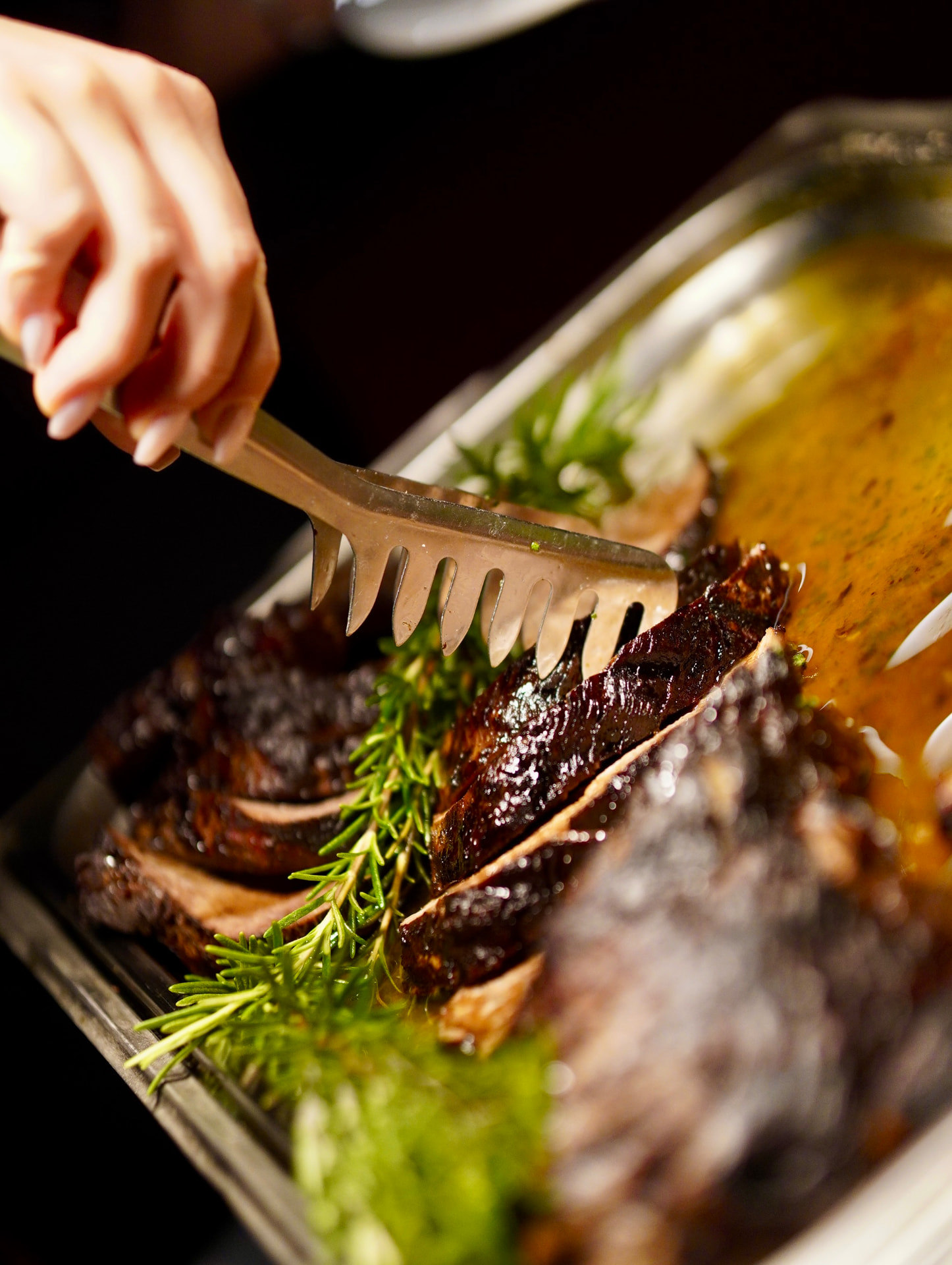 Saftiger Rinderbraten mit Rosmarin am Cateringbuffet