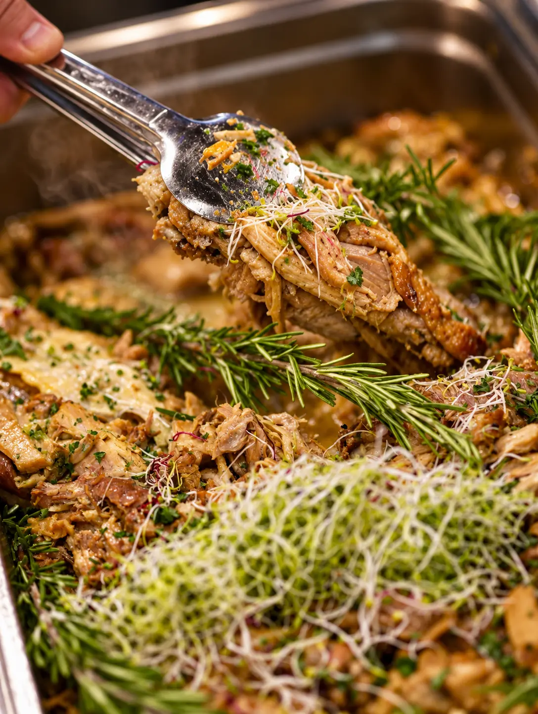 Frisch serviertes gezupftes Fleisch mit Kräutern und Rosmarin