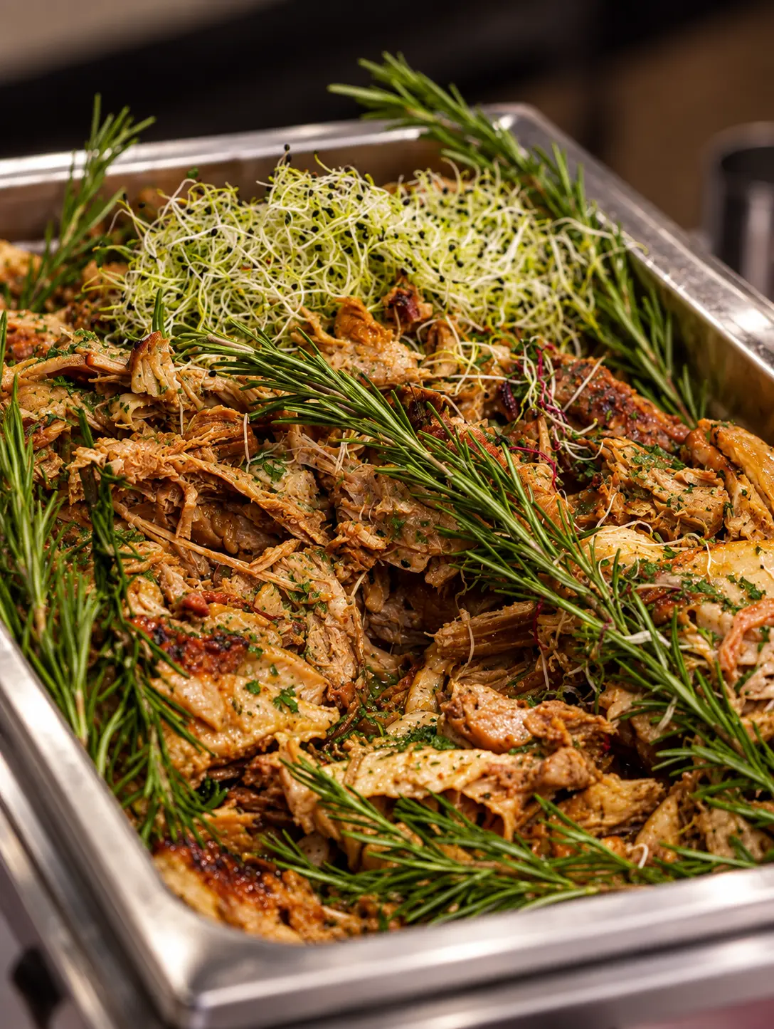 Zartes gezupftes Fleisch mit Rosmarin und frischen Sprossen