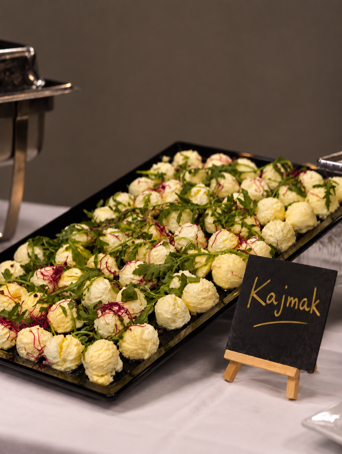 Kajmak-Portionen mit Rucola am Buffet