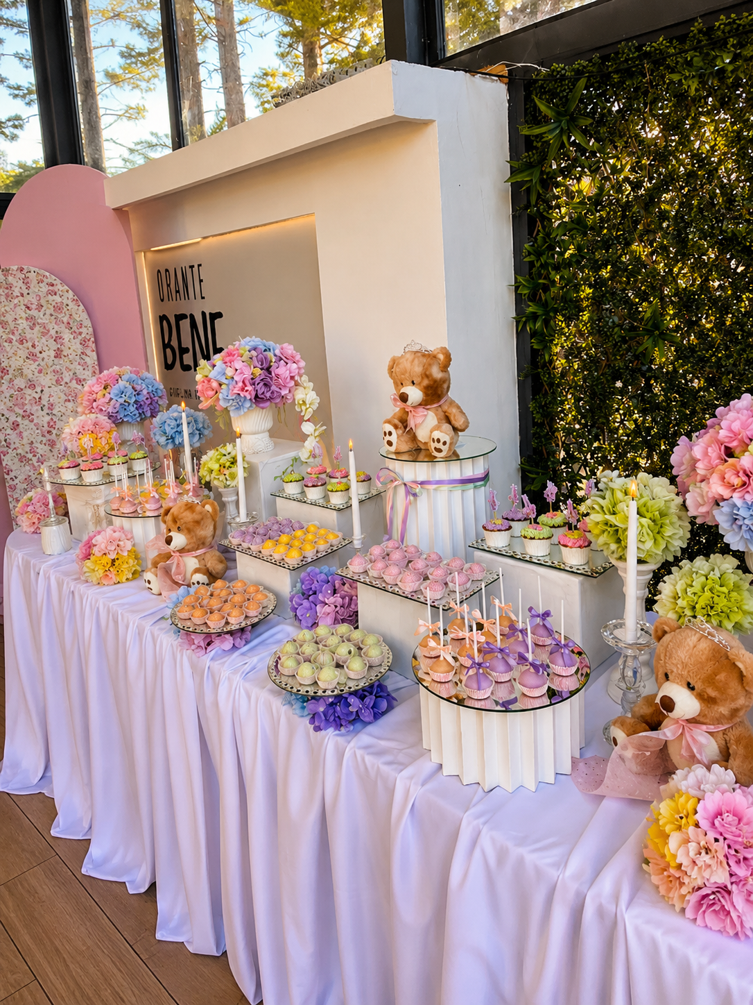 Pastellfarbenes Dessertbuffet mit Teddybären, Cake-Pops und Blumenarrangements