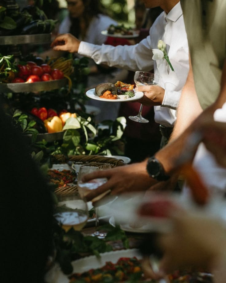 Reich gedecktes Buffet mit frischem Gemüse, Antipasti und warmen Speisen bei einer Feier
