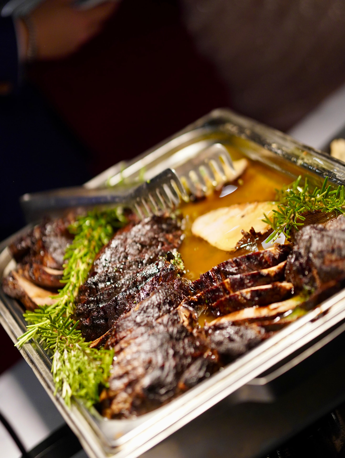 Gegrillte Fleischspezialitäten mit frischem Rosmarin im warmen Buffet