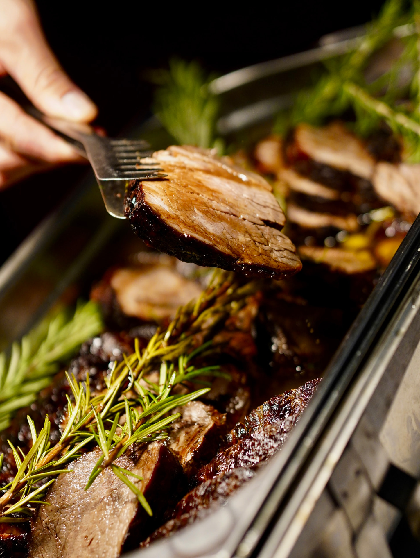 Aufgeschnittener Braten mit frischen Rosmarinzweigen
