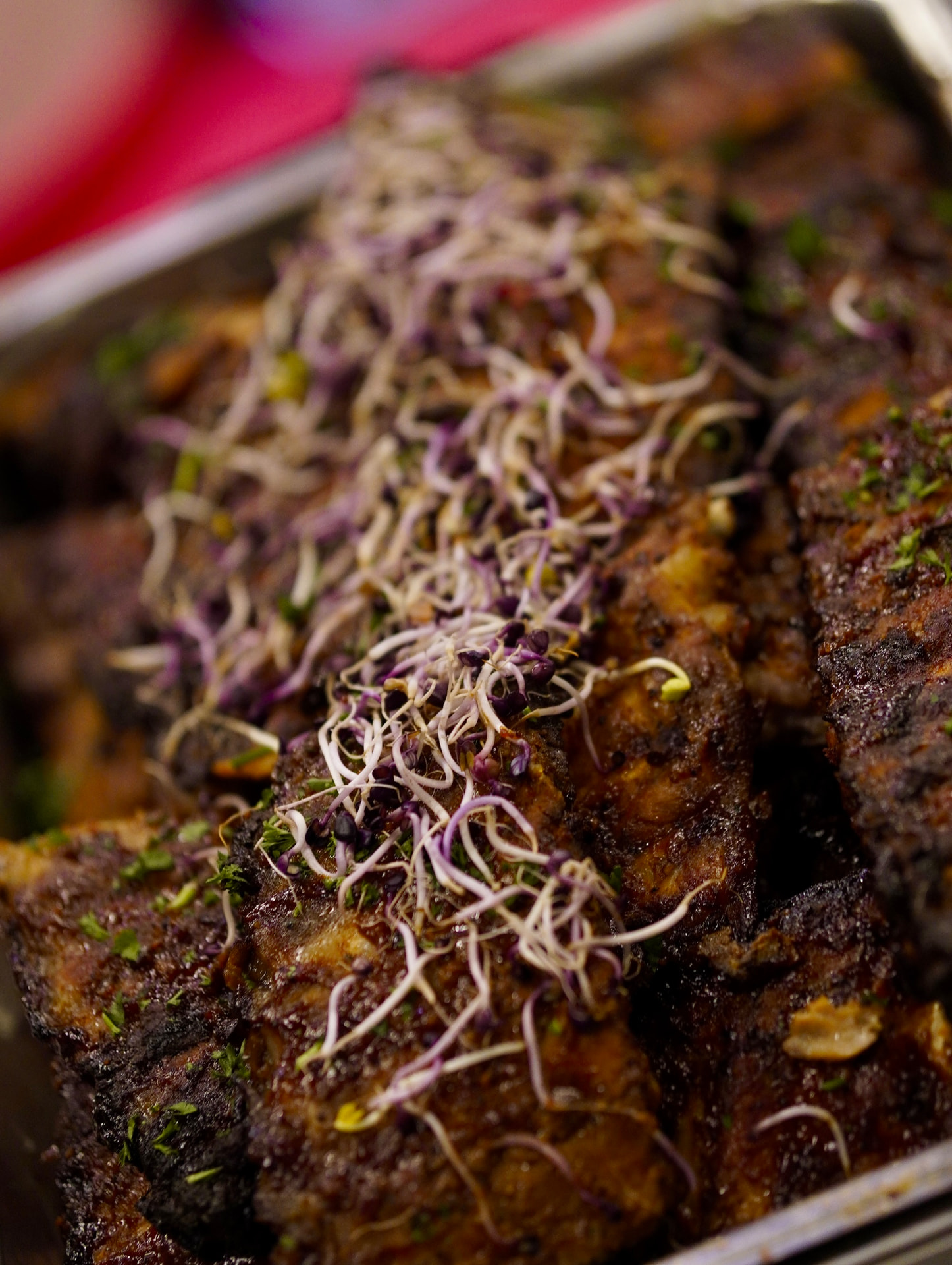 Gebratenes Fleisch mit Kräutern und feinen Sprossen