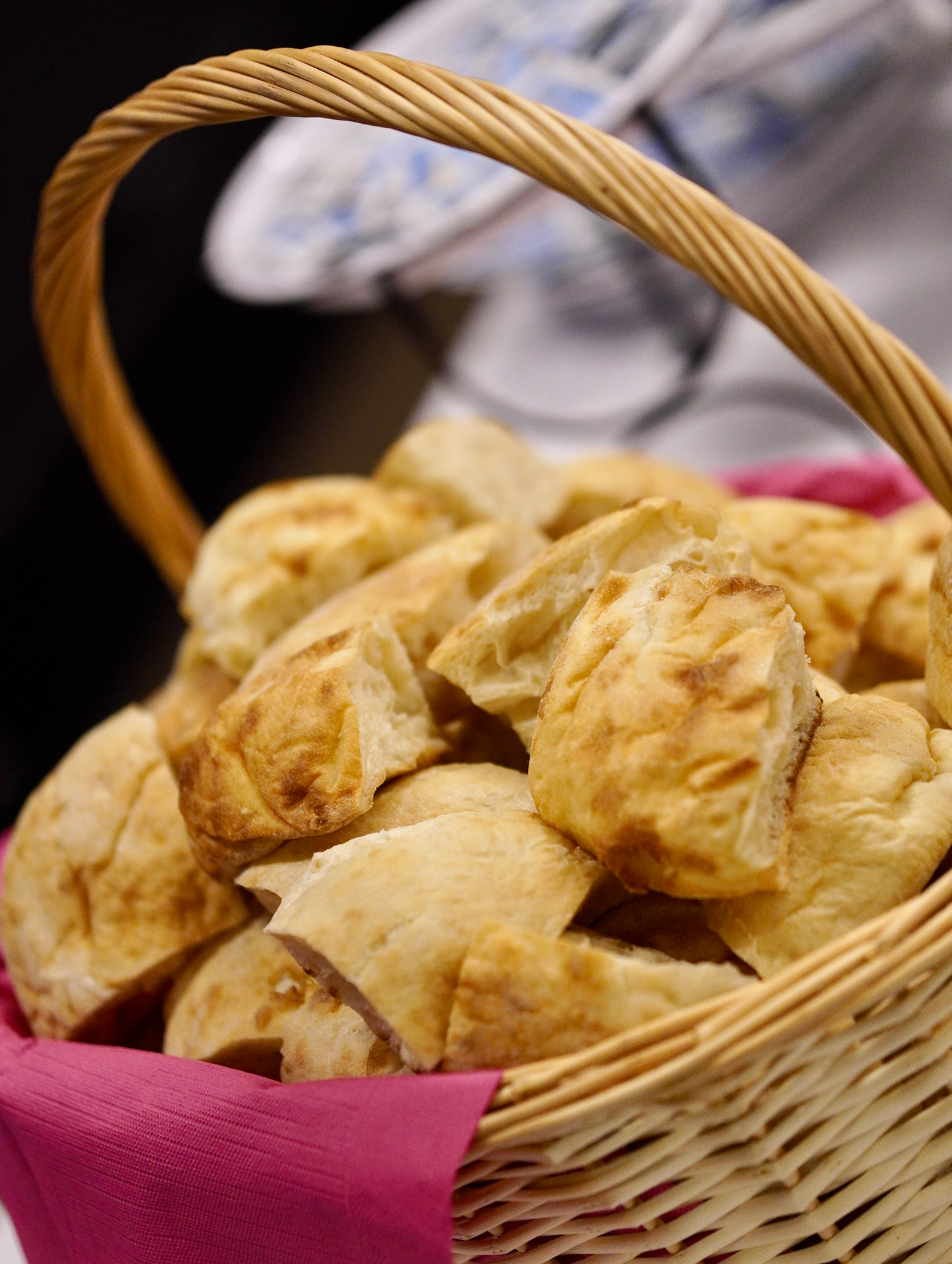Frisches Fladenbrot im Brotkorb am Catering-Buffet