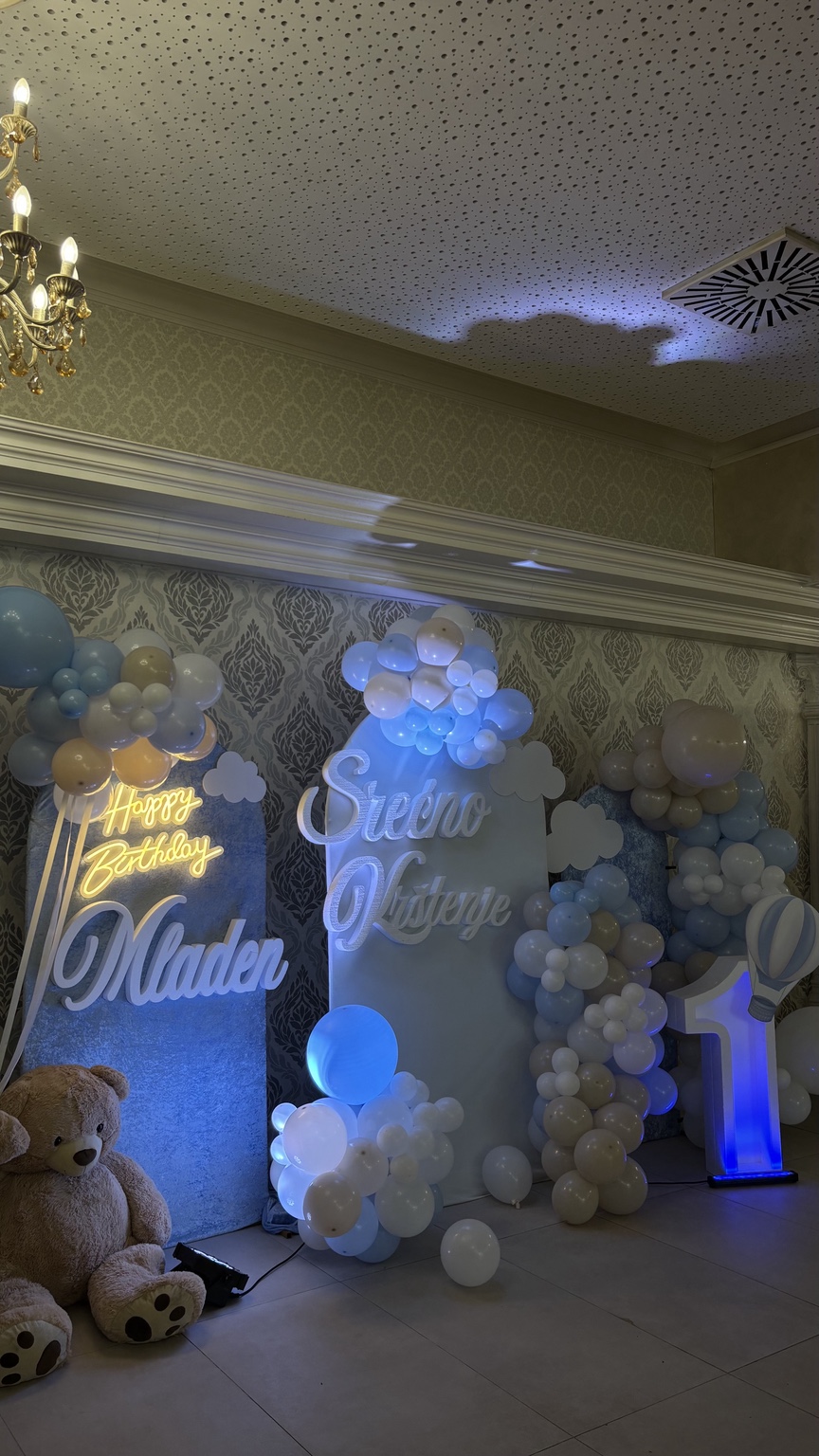 Blau-weiße Babyfeier-Dekoration mit Leuchtschrift, Teddybär, großer Zahl Eins und Ballongirlanden