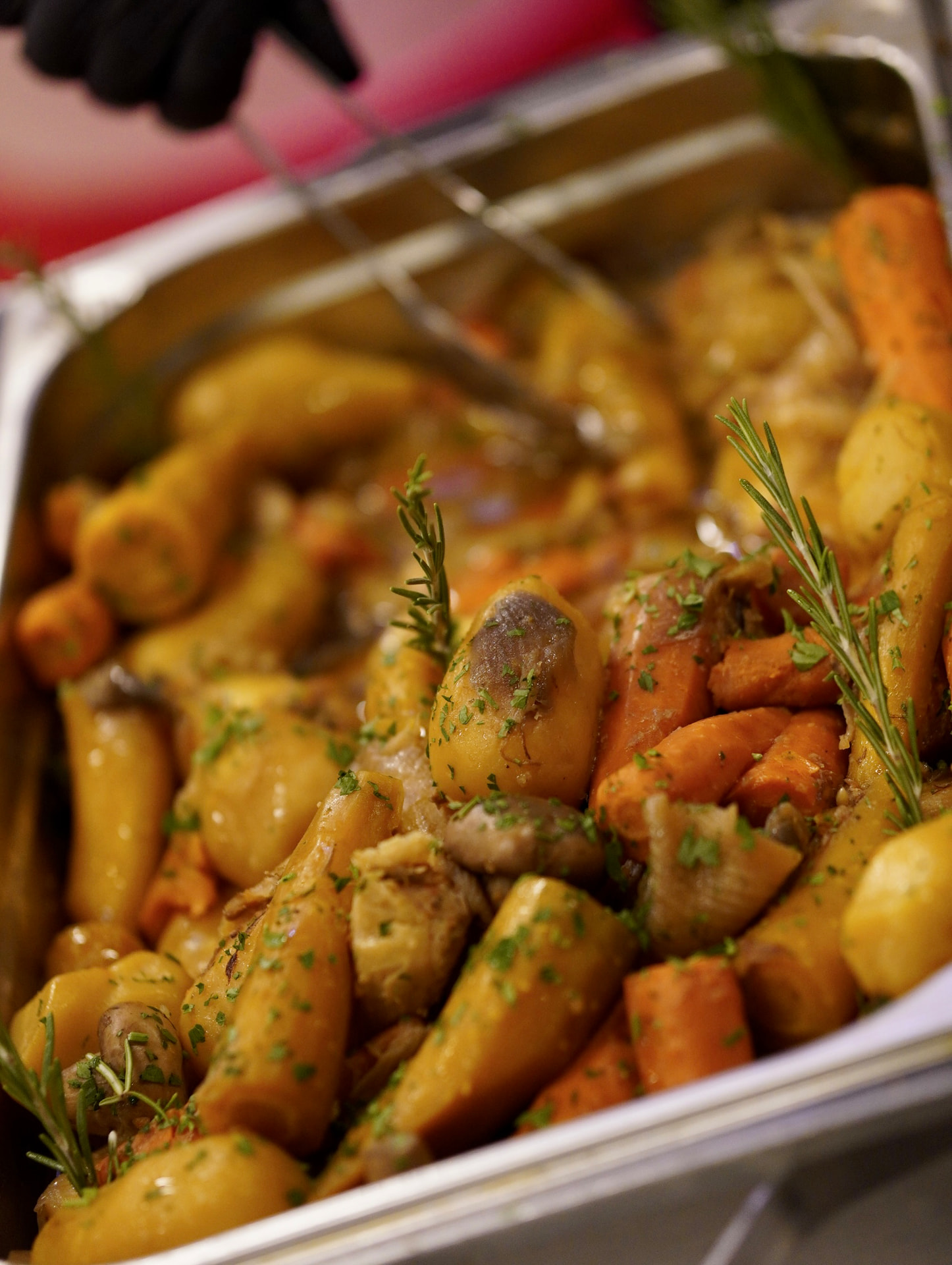 Glasiertes Wurzelgemüse und Kartoffeln mit frischem Rosmarin