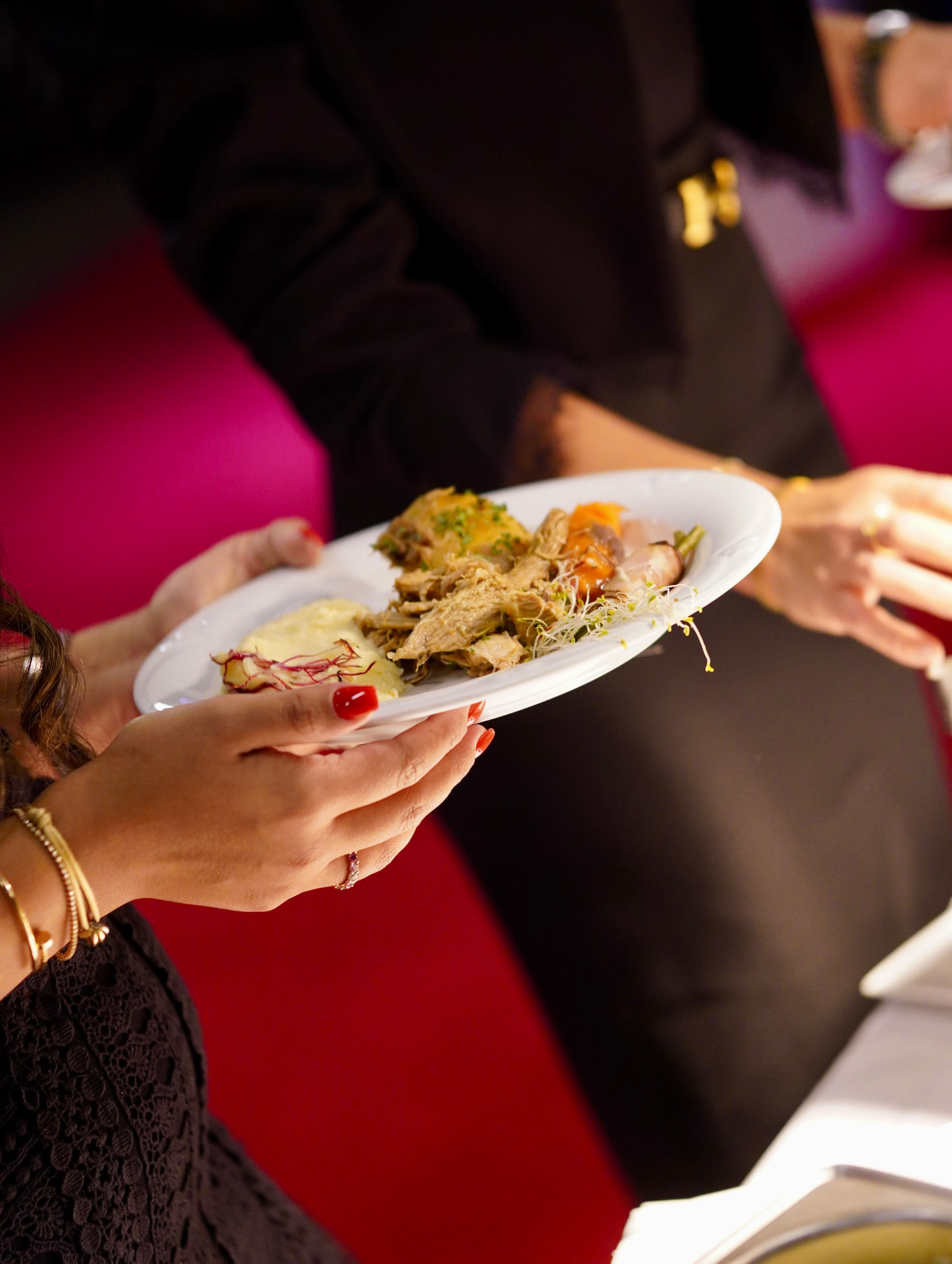 Gast mit fertig angerichtetem Catering-Teller