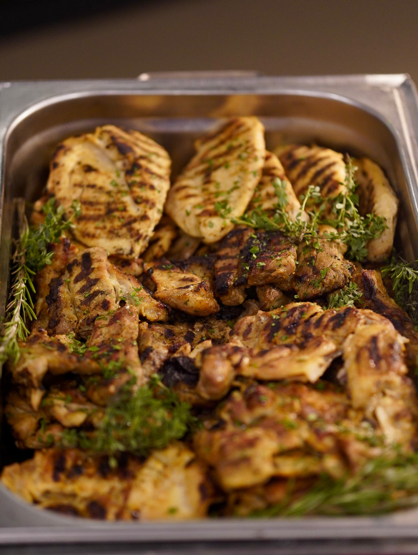 Große Auswahl an gegrilltem Hähnchen und Fleisch