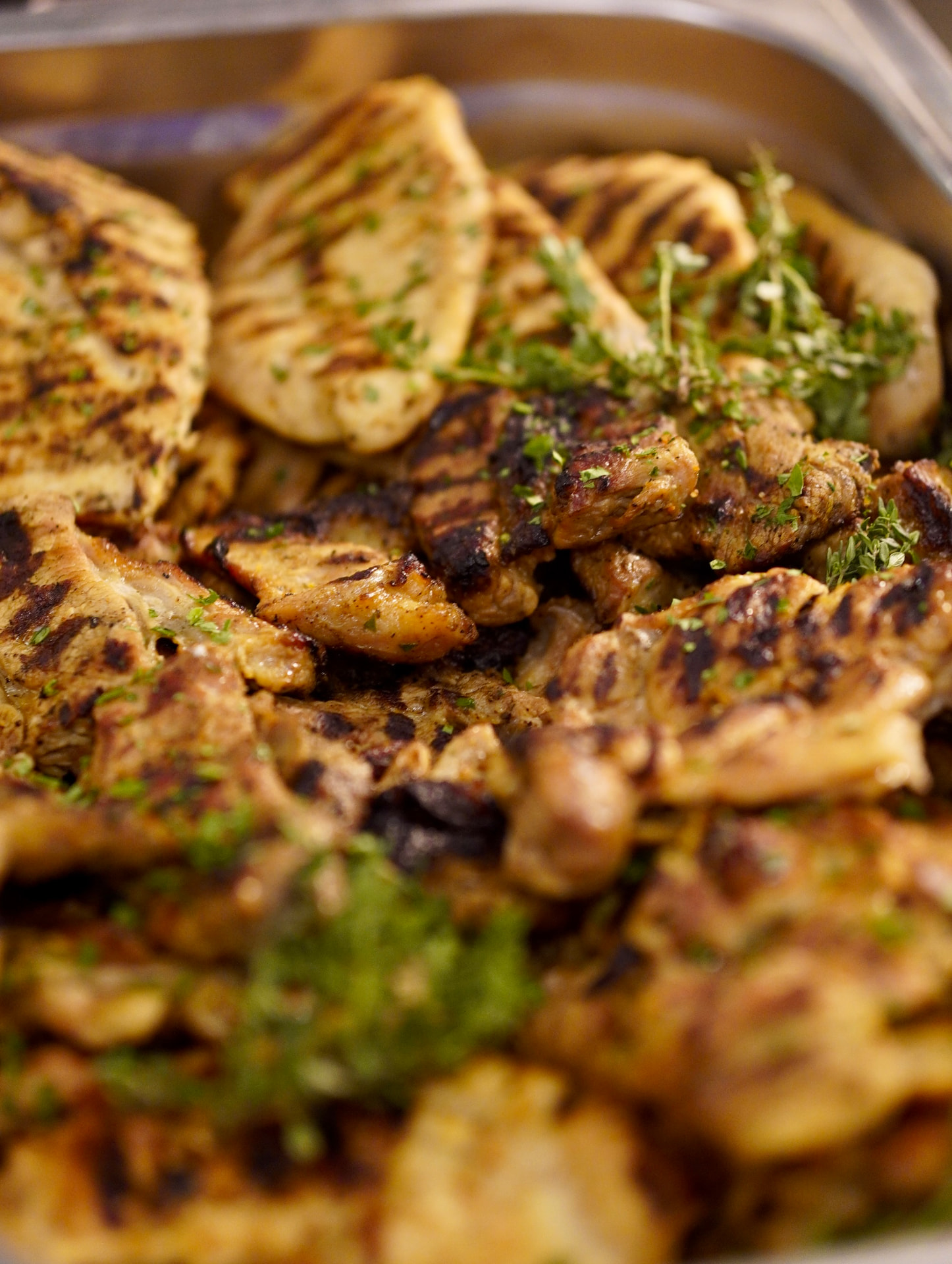Gegrilltes Hähnchen und Fleisch mit frischen Kräutern am Buffet