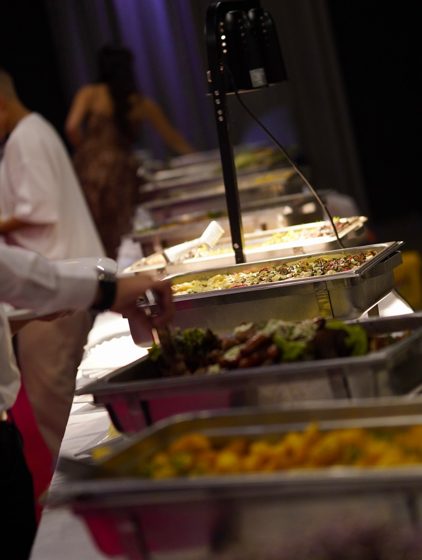 Großes warmes Buffet mit mehreren frisch zubereiteten Speisen