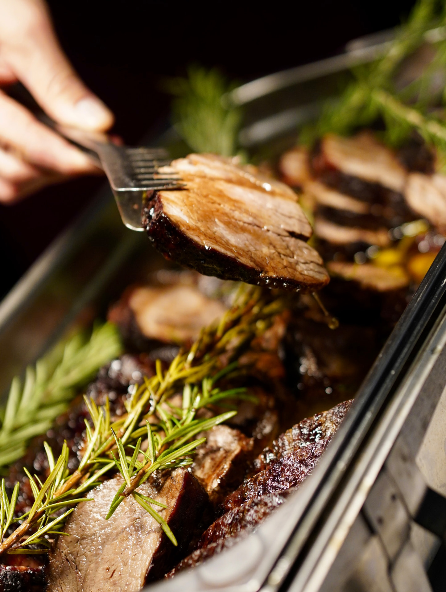 Saftiger Braten wird direkt am Buffet serviert
