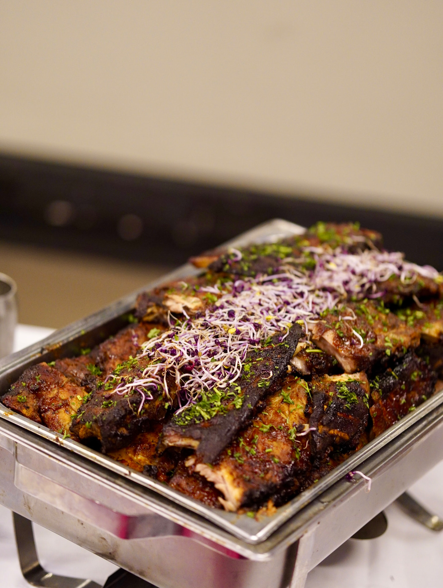 Großzügiges Buffet mit würzigen gegrillten Fleischspezialitäten