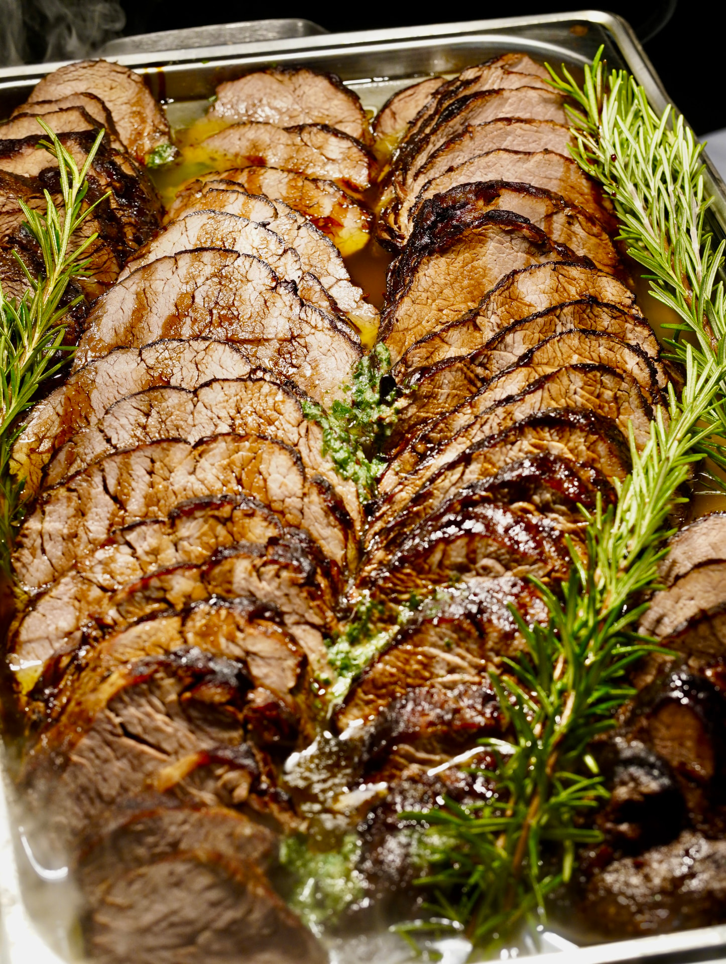 Saftig aufgeschnittener Rinderbraten mit Rosmarin am warmen Buffet von Sallon 22