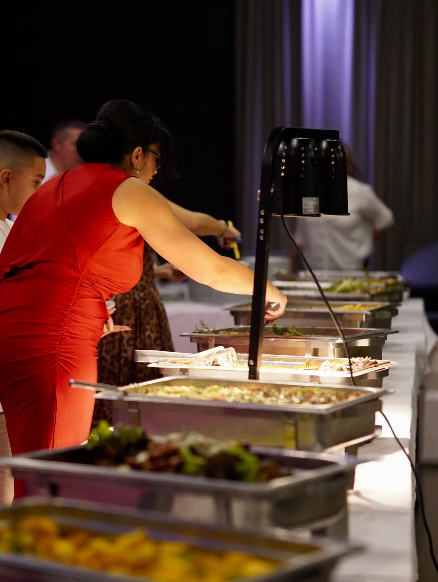 Gäste bedienen sich am warmen Catering-Buffet
