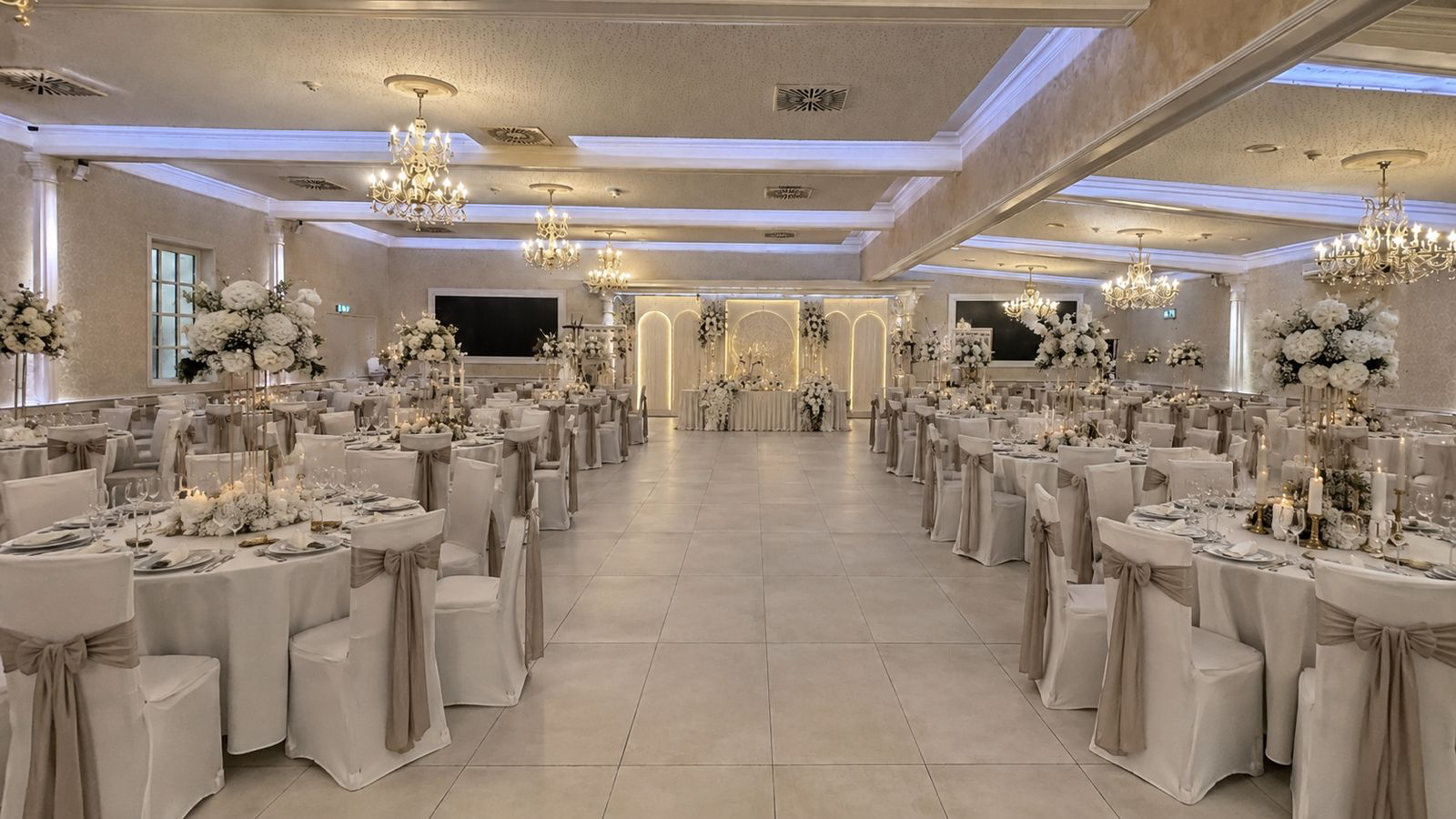 Festlich in Weiß und Champagner dekorierter Saal von Sallon 22 in Wien