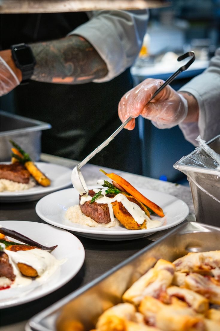 Hauptgericht mit Fleisch, Risotto, Karotte und Sauce wird in der Lieferküche finalisiert