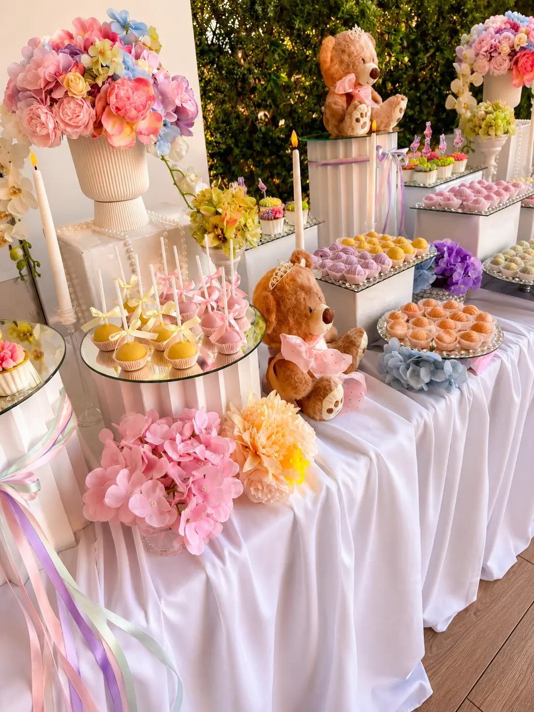 Pastell-Candybar mit Teddybären, Cake-Pops und Hortensien in Rosa und Lila