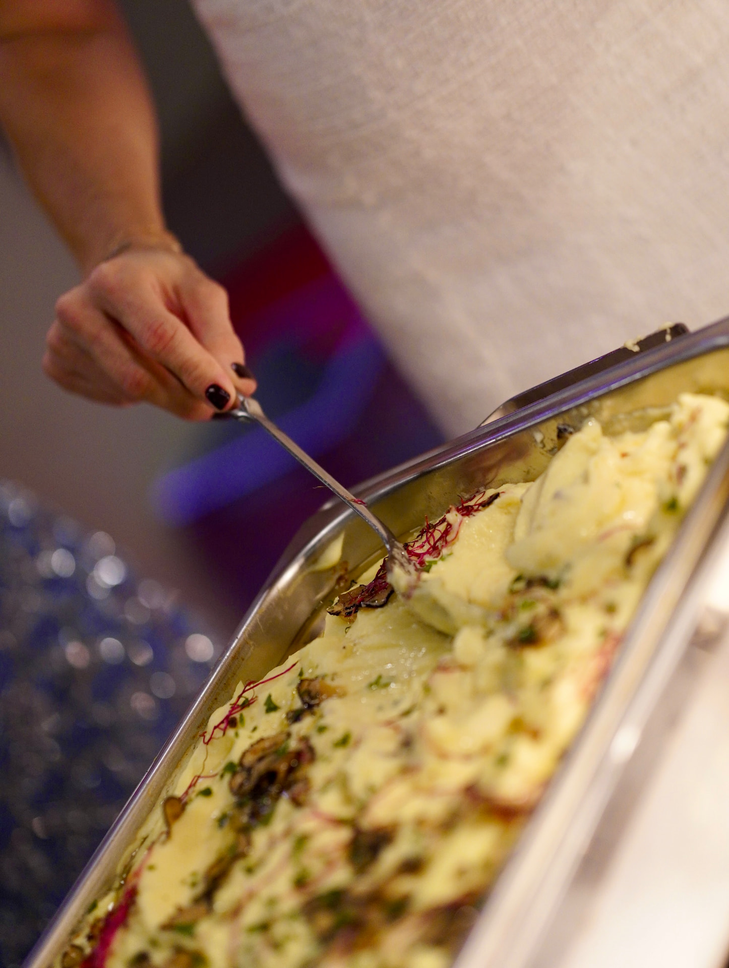 Cremige Beilage mit Pilzen und feinen Kräutern am warmen Buffet
