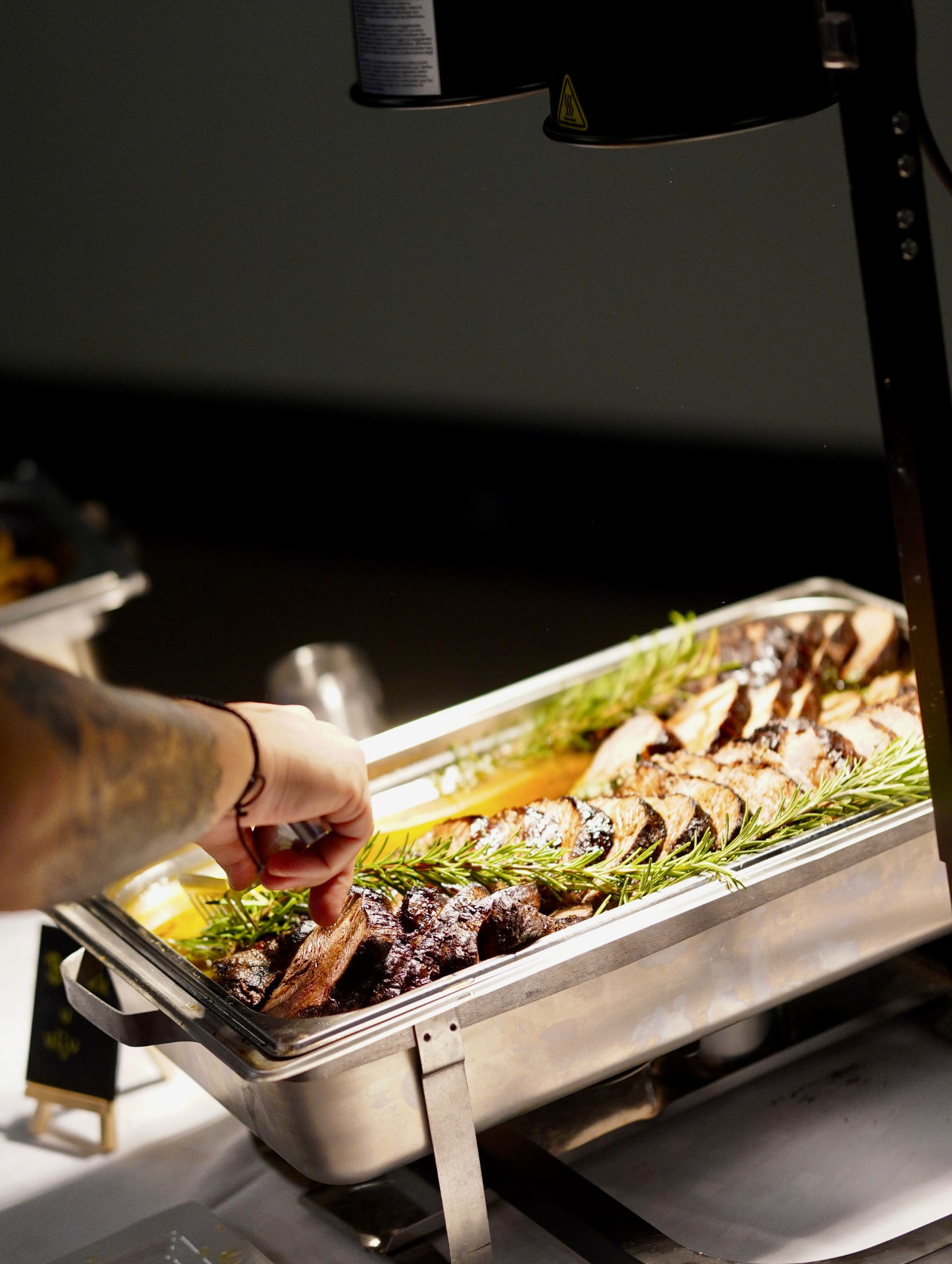 Frisch zubereiteter Rinderbraten unter der Wärmelampe am Buffet
