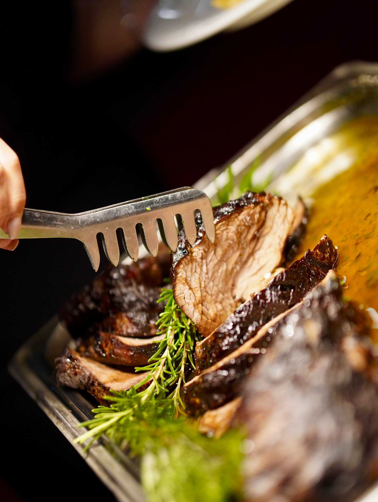 Frisch aufgeschnittener Rinderbraten mit Rosmarin am Buffet