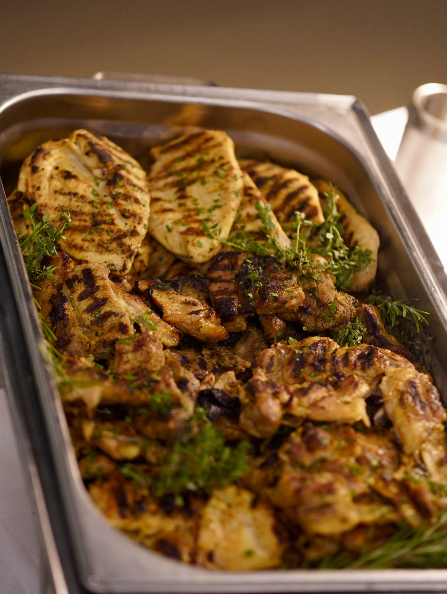 Gegrillte Hähnchenstücke mit Kräutern in der Warmhalteform