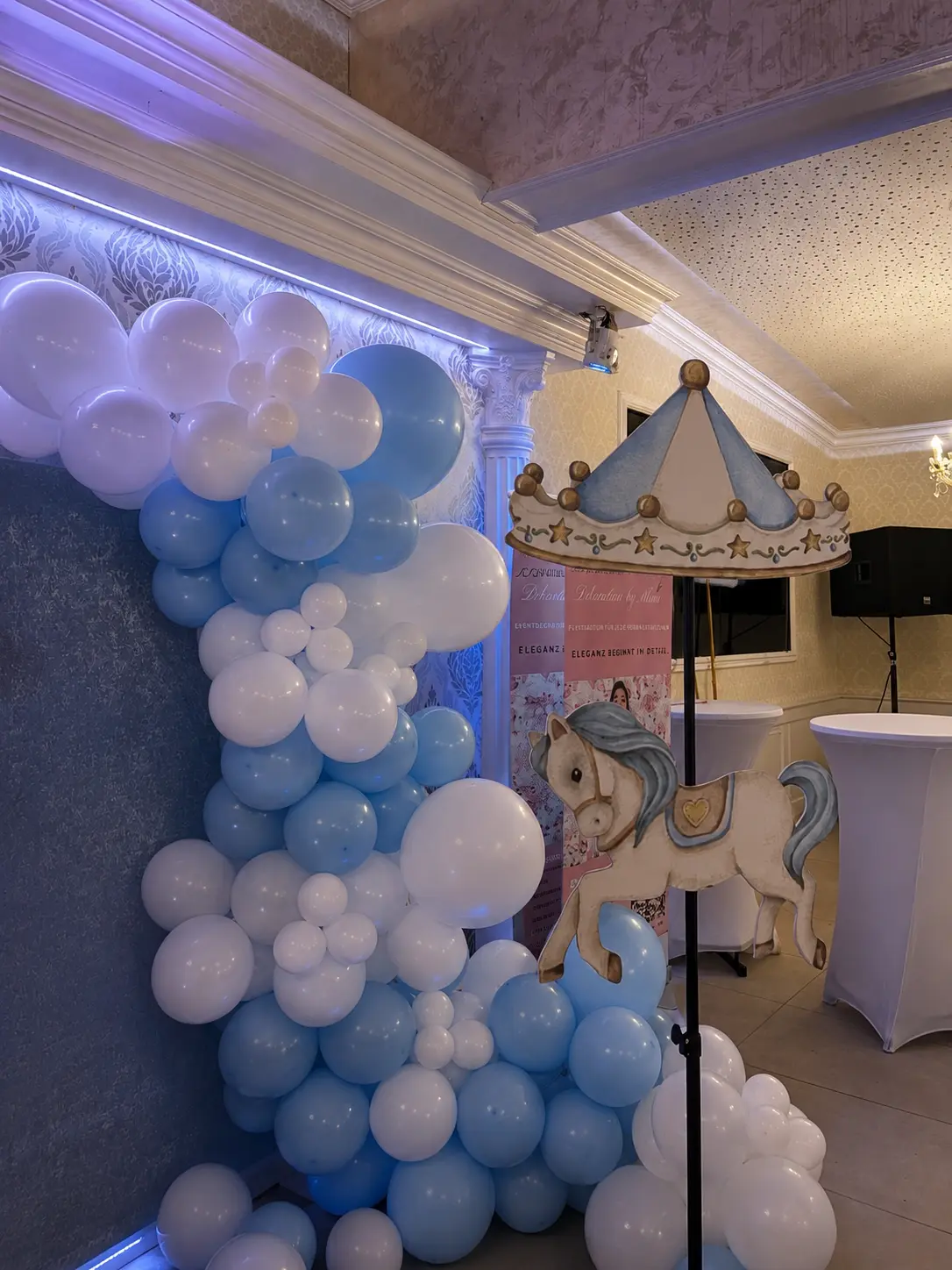Babyblaue Ballonparty-Dekoration mit Karussellpferd und Ballongirlande