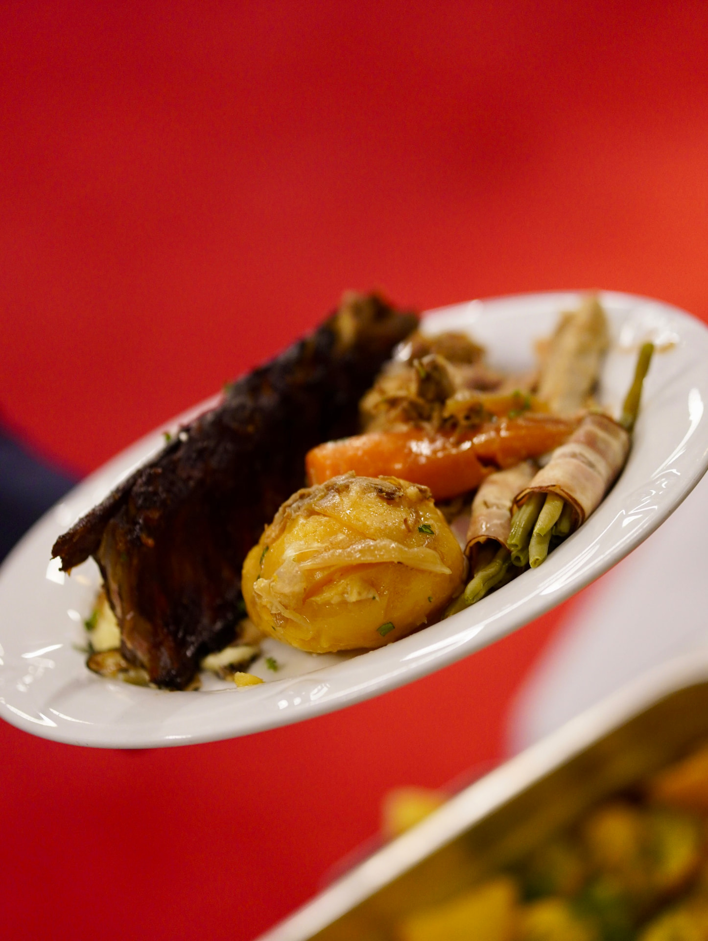 Reichhaltiger Teller mit Fleisch, Kartoffeln und Gemüse