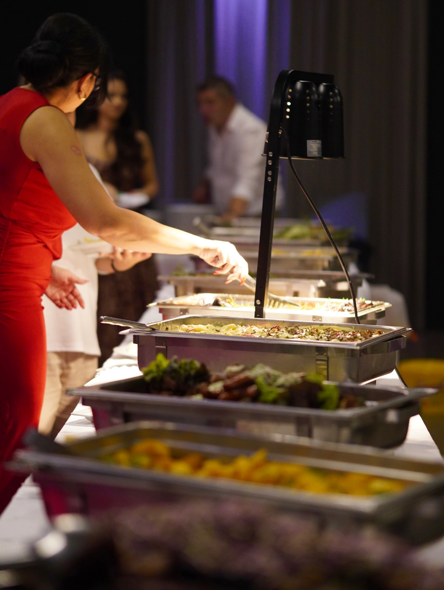 Festliches Catering-Buffet mit warmen Speisen und Wärmelampen