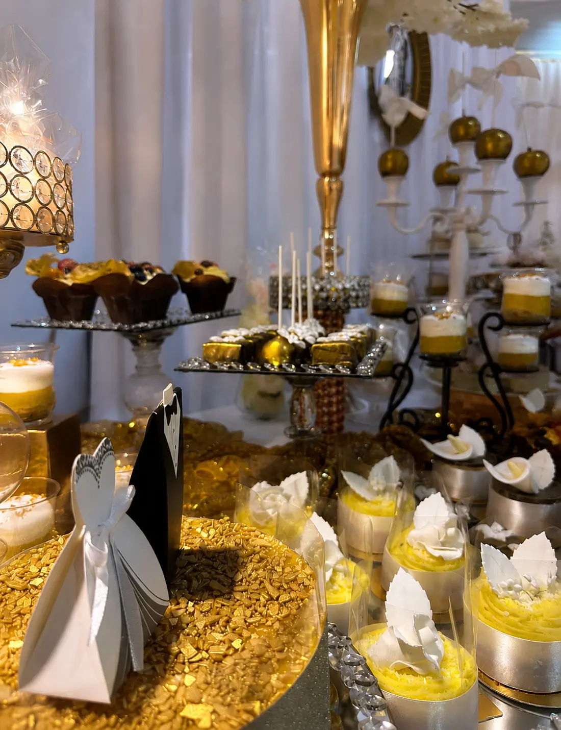 Goldene Hochzeitstafel mit Dessertbuffet, Cake-Pops, Kristallständern und goldenen Äpfeln