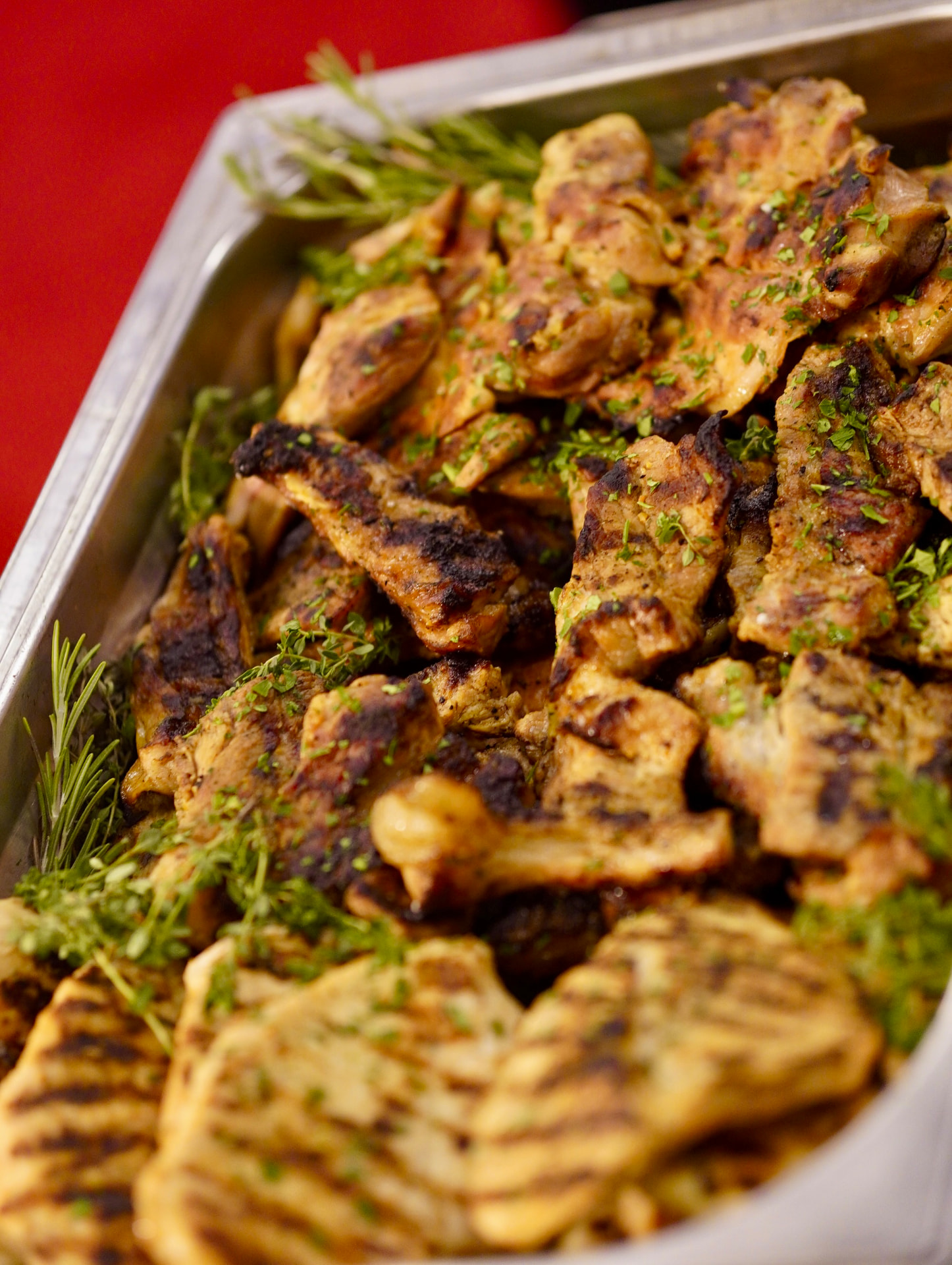 Großes Buffet mit gegrillten Fleischspezialitäten und Kräutern